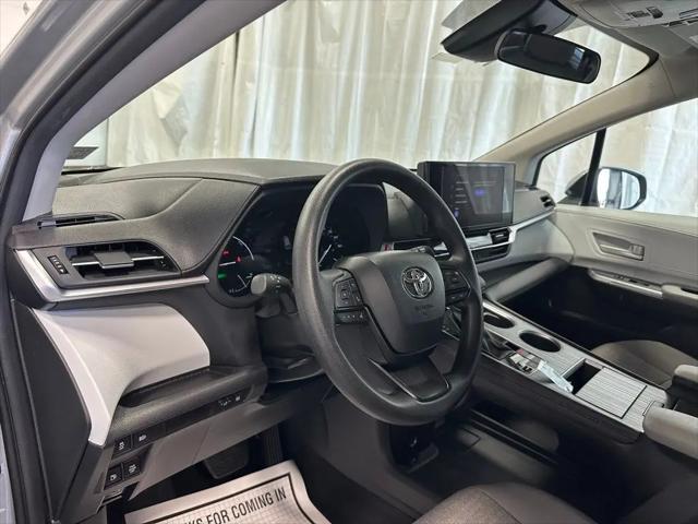 2025 Toyota Sienna LE