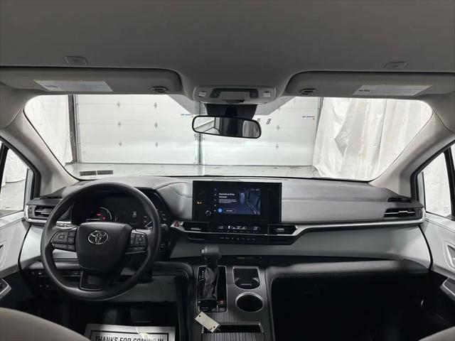 2025 Toyota Sienna LE