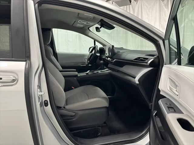 2025 Toyota Sienna LE