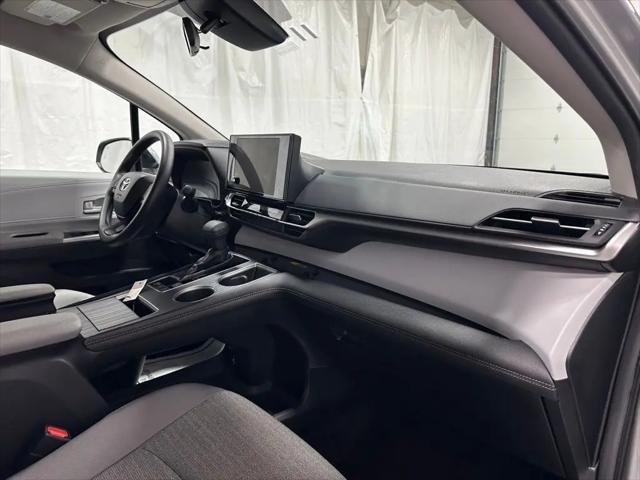 2025 Toyota Sienna LE