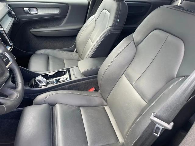 2025 Volvo XC40 B5 Plus Bright Theme