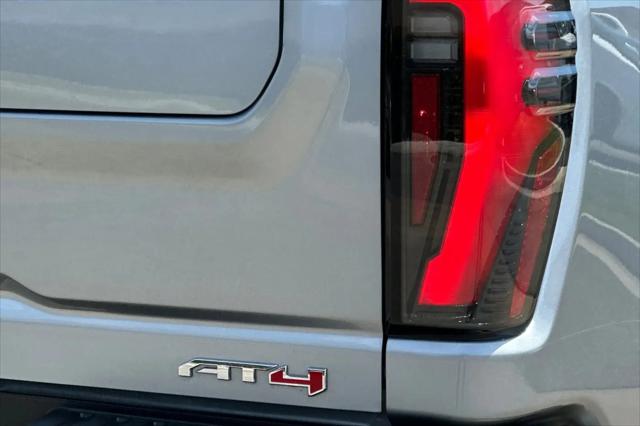 2025 GMC Sierra 2500HD 4WD Crew Cab Standard Bed AT4