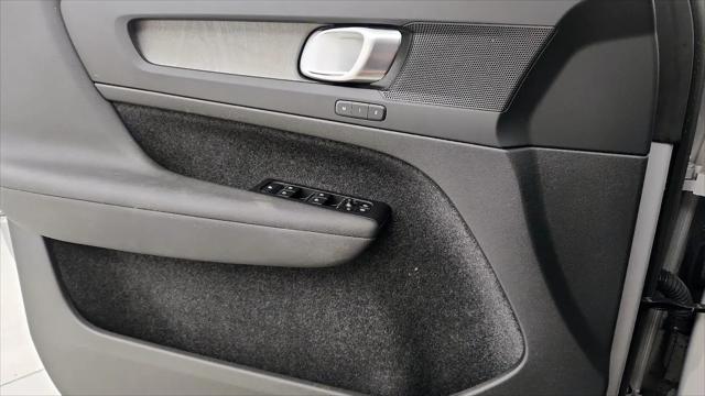 2023 Volvo XC40 B5 Plus Bright Theme