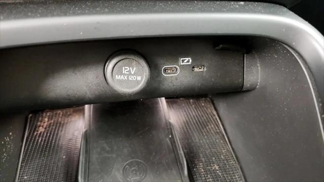 2023 Volvo XC40 B5 Plus Bright Theme