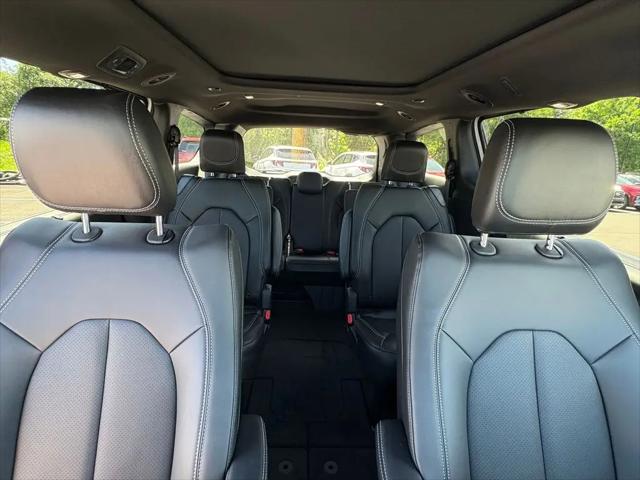 2027 Chrysler Pacifica Select