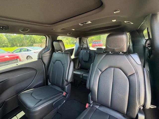 2027 Chrysler Pacifica Select
