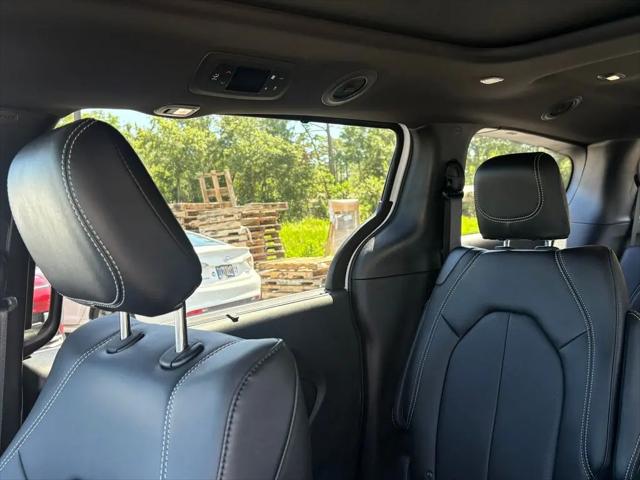 2027 Chrysler Pacifica Select