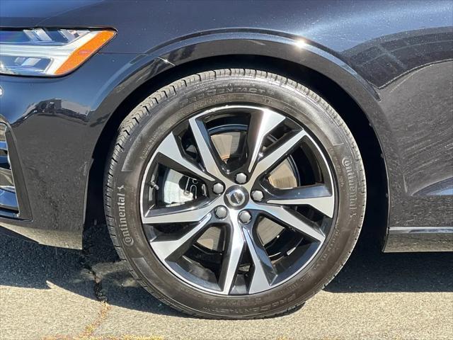 2024 Volvo S60 B5 Core Dark Theme