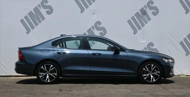 2024 Volvo S60 B5 Plus Dark Theme