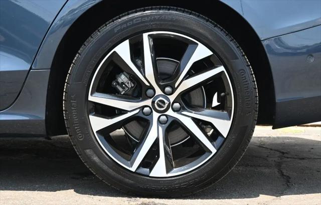 2024 Volvo S60 B5 Plus Dark Theme