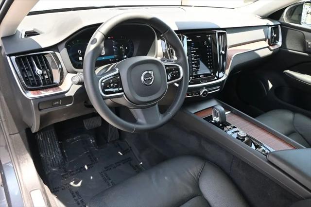 2024 Volvo S60 B5 Plus Dark Theme
