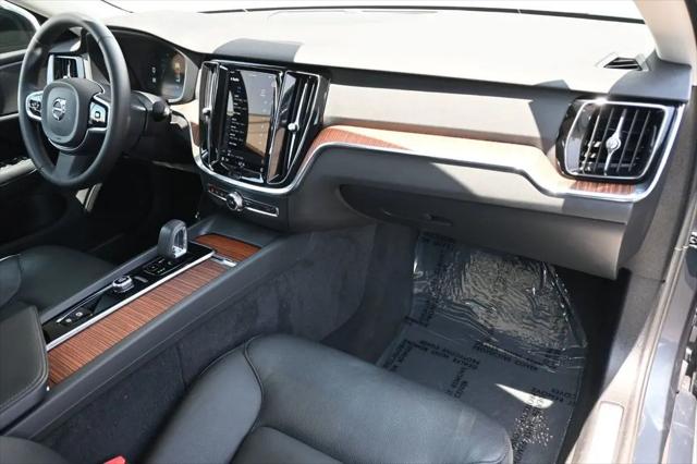 2024 Volvo S60 B5 Plus Dark Theme