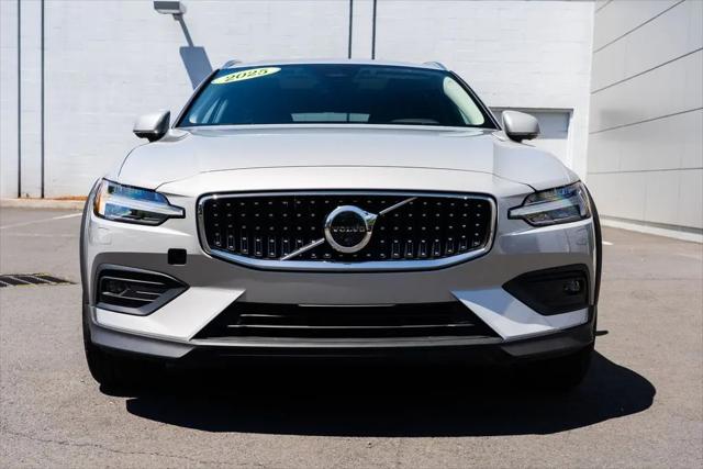 2025 Volvo V60 Cross Country Plus, B5 AWD Gas (mild hybrid)