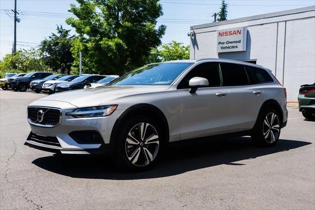 2025 Volvo V60 Cross Country Plus, B5 AWD Gas (mild hybrid)