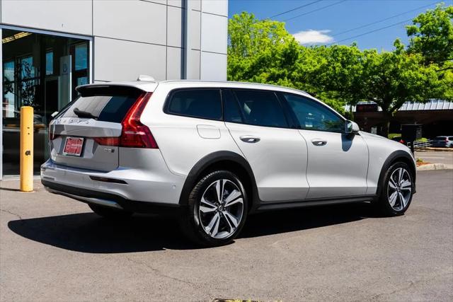 2025 Volvo V60 Cross Country Plus, B5 AWD Gas (mild hybrid)