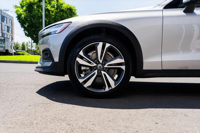 2025 Volvo V60 Cross Country Plus, B5 AWD Gas (mild hybrid)