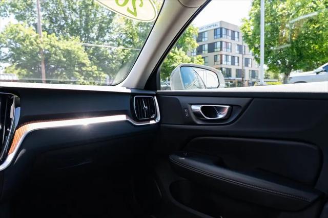 2025 Volvo V60 Cross Country Plus, B5 AWD Gas (mild hybrid)