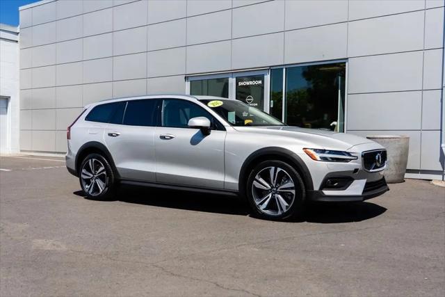 2025 Volvo V60 Cross Country Plus, B5 AWD Gas (mild hybrid)
