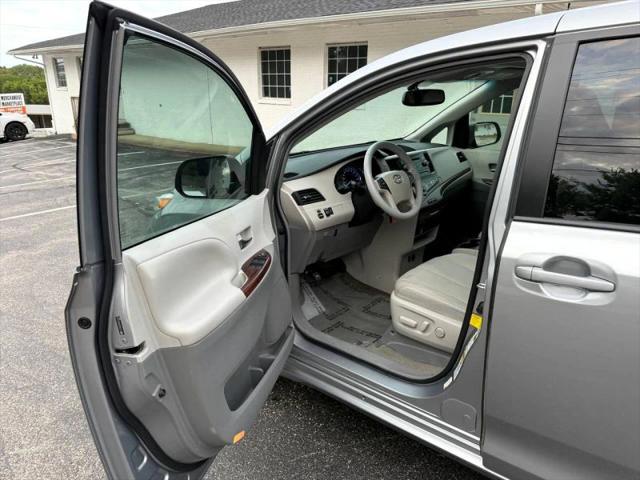 2013 Toyota Sienna XLE V6 8 Passenger