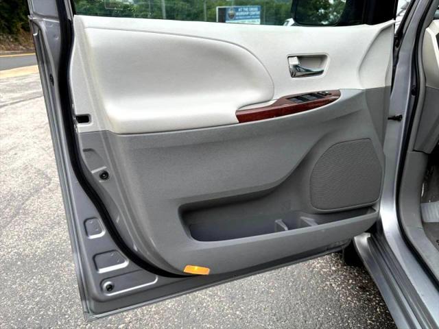 2013 Toyota Sienna XLE V6 8 Passenger