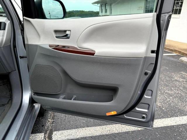 2013 Toyota Sienna XLE V6 8 Passenger
