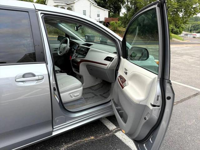2013 Toyota Sienna XLE V6 8 Passenger