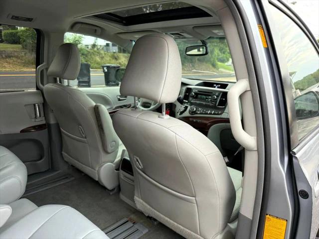2013 Toyota Sienna XLE V6 8 Passenger