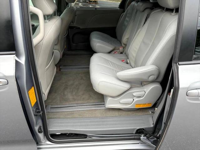 2013 Toyota Sienna XLE V6 8 Passenger