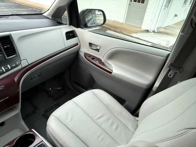 2013 Toyota Sienna XLE V6 8 Passenger