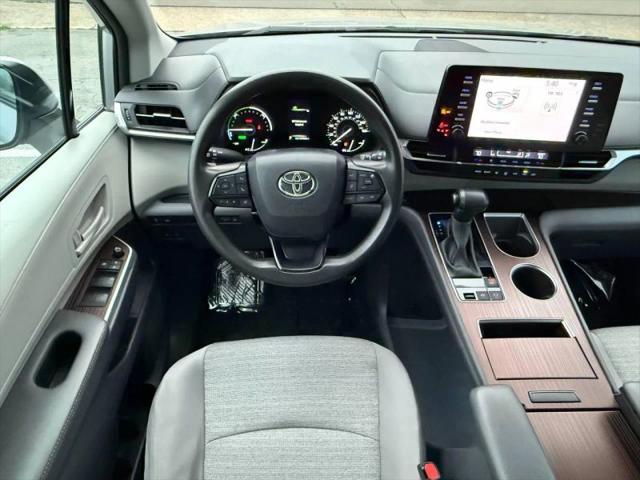 2023 Toyota Sienna LE