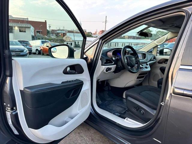 2020 Chrysler Voyager LX