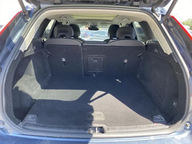 2024 Volvo XC60 B5 Core Dark Theme