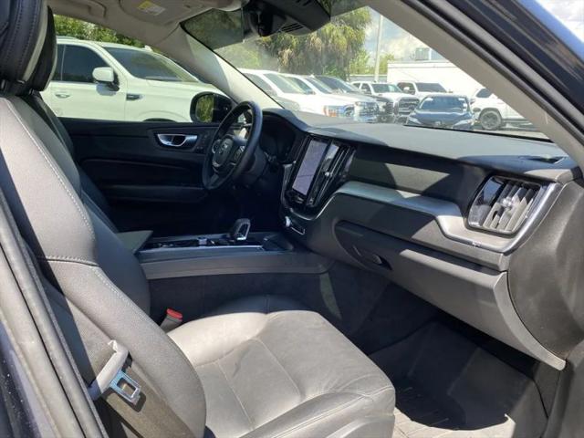 2024 Volvo XC60 B5 Core Dark Theme