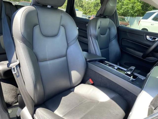 2024 Volvo XC60 B5 Core Dark Theme