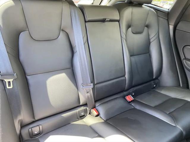 2024 Volvo XC60 B5 Core Dark Theme