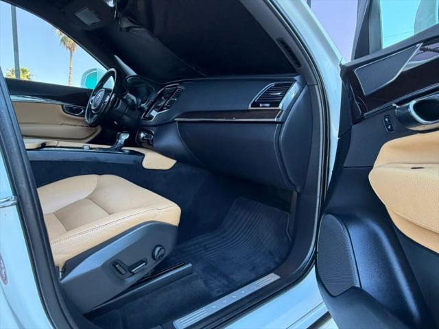 2016 Volvo XC90 T6 Momentum
