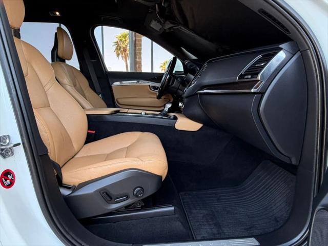 2016 Volvo XC90 T6 Momentum