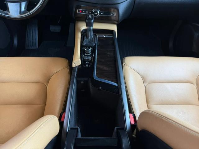 2016 Volvo XC90 T6 Momentum