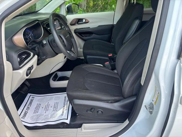 2022 Chrysler Voyager LX