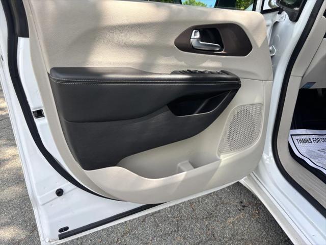 2022 Chrysler Voyager LX