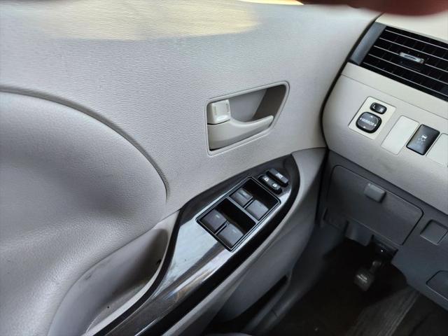2012 Toyota Sienna LE 8 Passenger