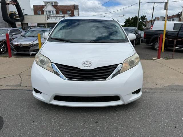 2013 Toyota Sienna LE V6 8 Passenger