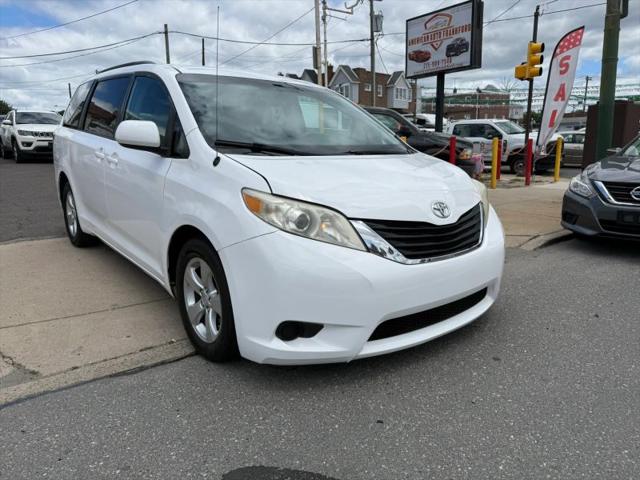 2013 Toyota Sienna LE V6 8 Passenger