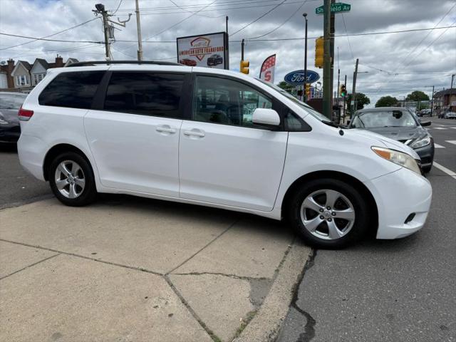 2013 Toyota Sienna LE V6 8 Passenger