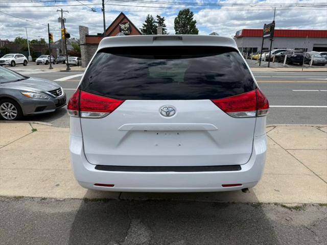 2013 Toyota Sienna LE V6 8 Passenger