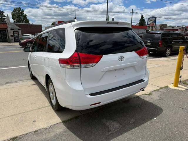 2013 Toyota Sienna LE V6 8 Passenger