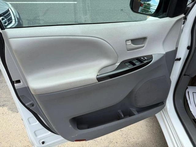 2013 Toyota Sienna LE V6 8 Passenger