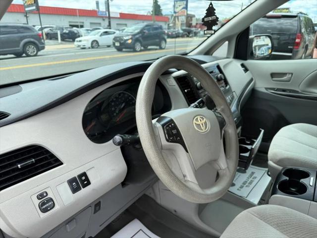 2013 Toyota Sienna LE V6 8 Passenger