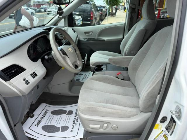 2013 Toyota Sienna LE V6 8 Passenger