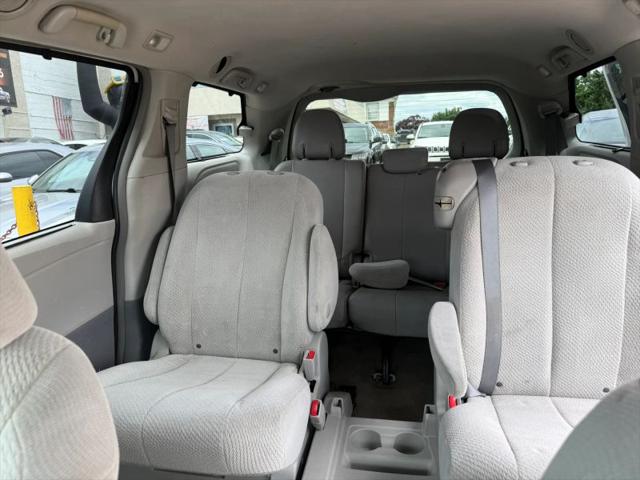 2013 Toyota Sienna LE V6 8 Passenger